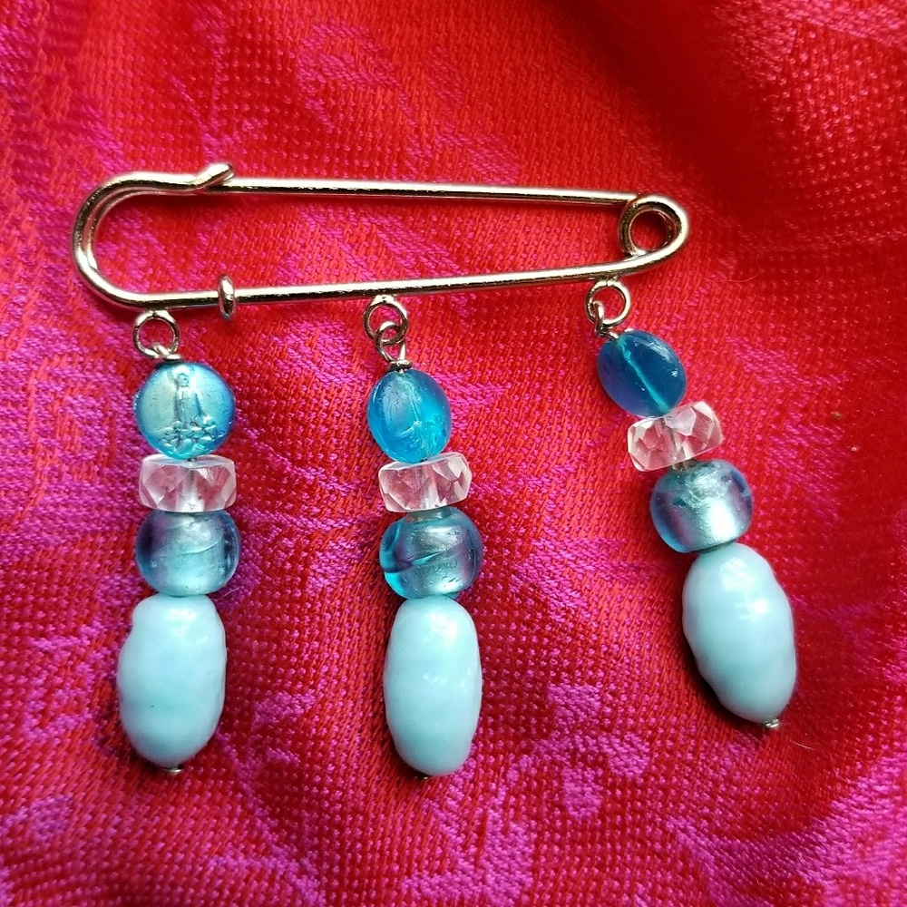 Vintage kilt pin with blue beads silver brooch